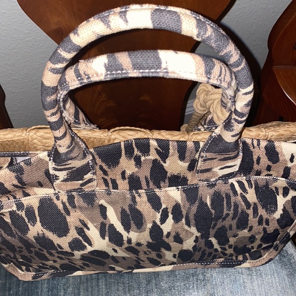 VINCE CAMUTO TOTE. NATURAL CANVAS WITH ANIMAL PRINT DESIGN. NWT 𤩠- Picture 9 of 9
